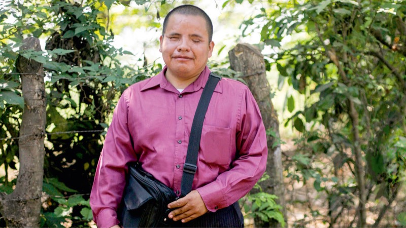 एक जना मानिस साँझ समुद्रको किनारामा उभिएर आकाशतिर हेर्दै छन्‌।