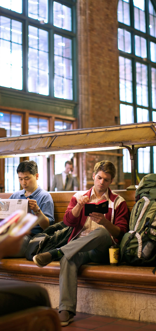 Een man die de Bijbel leest