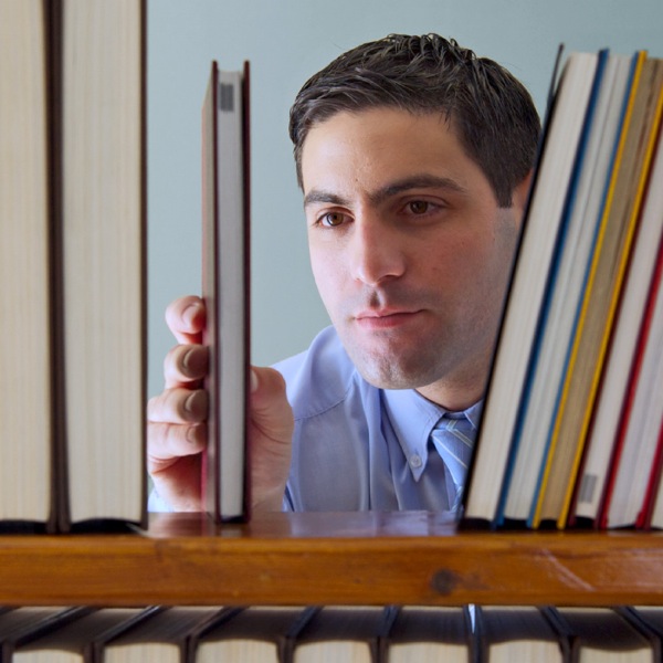 Een man die de bibliotheek in de Koninkrijkszaal gebruikt