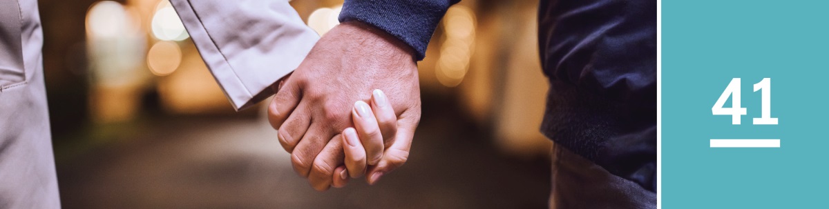 Les 41. Een man en een vrouw lopen hand in hand.