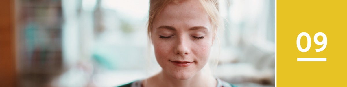 Les 9. Een vrouw bidt in haar eentje.