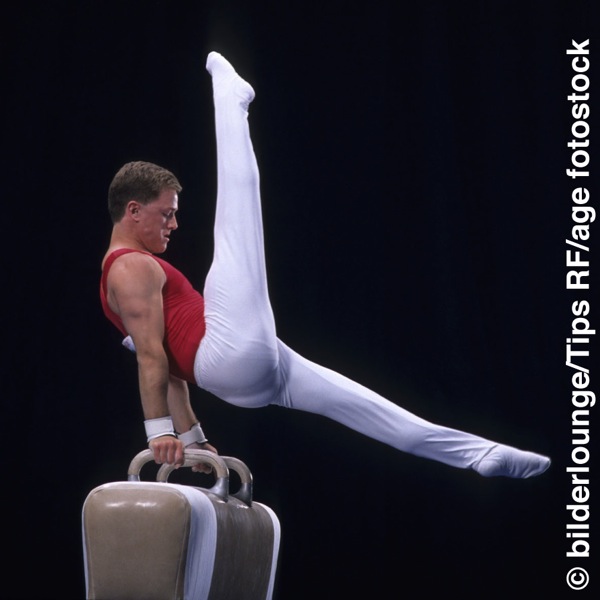 Een gymnast traint op een toestel
