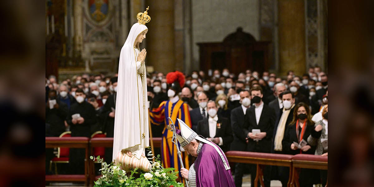 Paus Franciscus buigt voor een beeld van Maria.