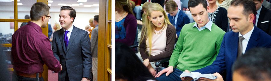 Een van Jehovah’s Getuigen die een bezoeker van het Avondmaal verwelkomt; een van Jehovah’s Getuigen die bezoekers in zijn bijbel laat meelezen