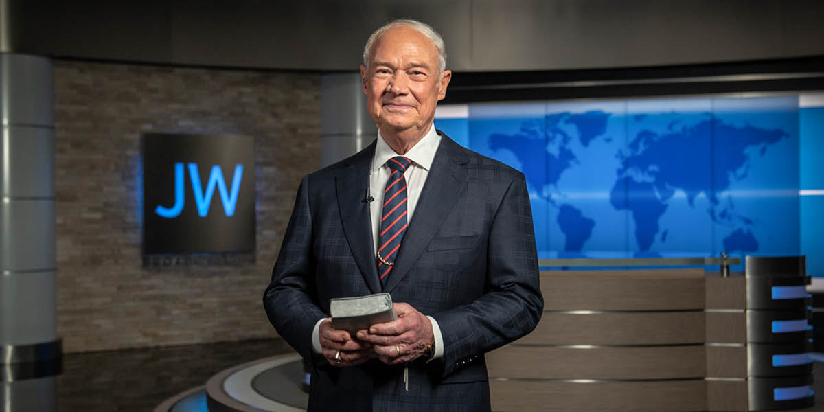 Een lid van het Besturende Lichaam presenteert een programma in de studio van JW Broadcasting.