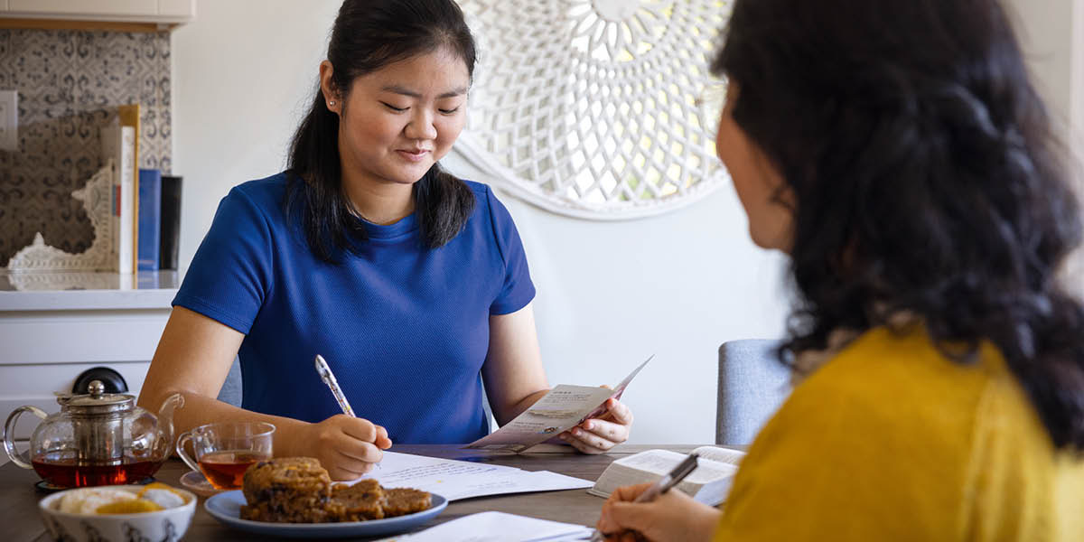 Twee Getuigen van Jehovah nemen deel aan de prediking door brieven te schrijven.