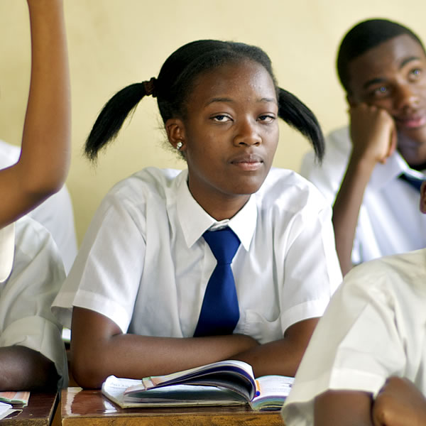 Eén meisje in een klas vol jongens