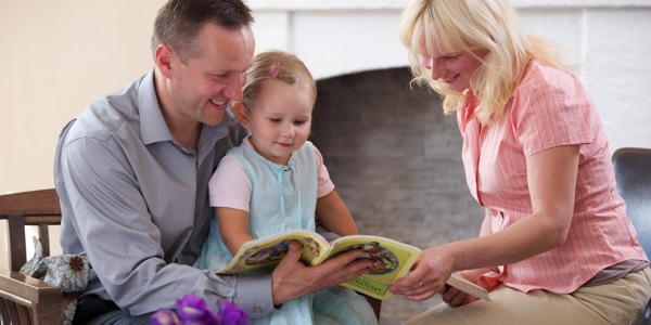 Ivars Vigulis en zijn vrouw leren hun dochtertje over het paradijs