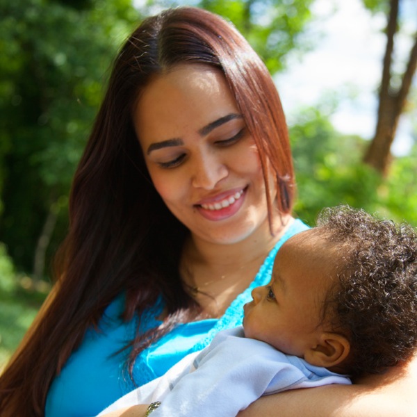 Een moeder die liefdevol naar haar baby kijkt