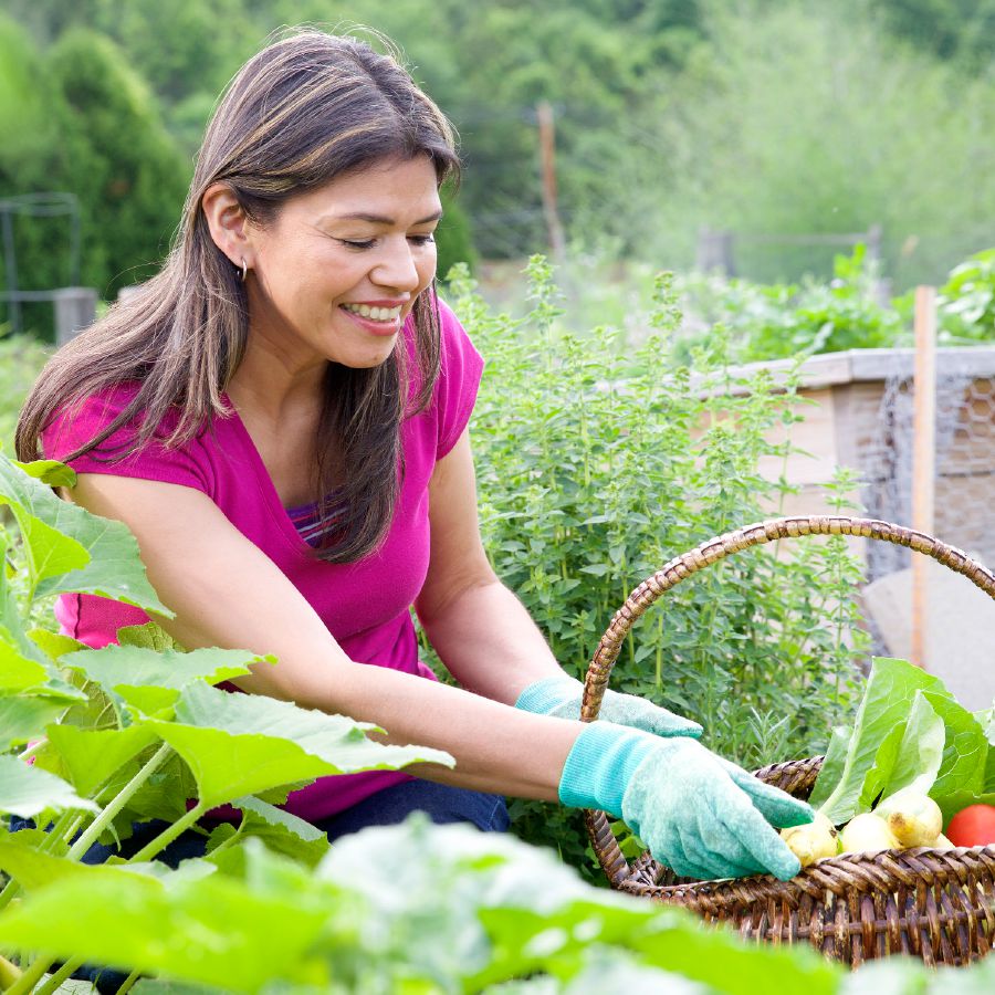 Een vrouw die in de tuin werkt