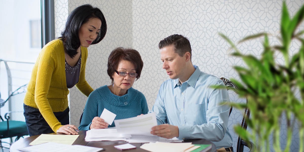 Een echtpaar dat over medische behandelingen praat met een familielid dat terminaal ziek is
