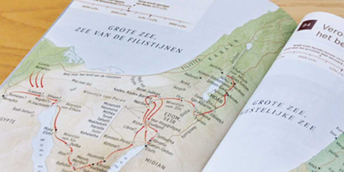 Een Bijbel die opengeslagen ligt op een bladzijde met een kaart