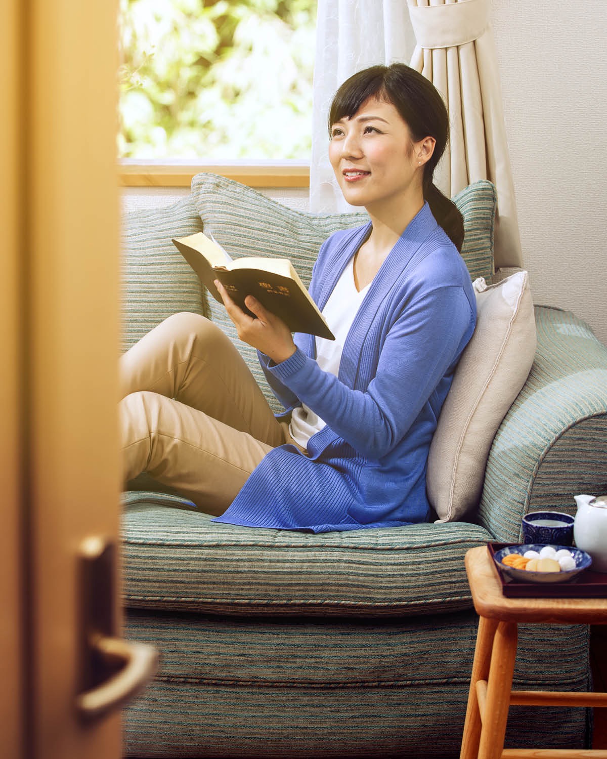 Een vrouw die de Bijbel leest