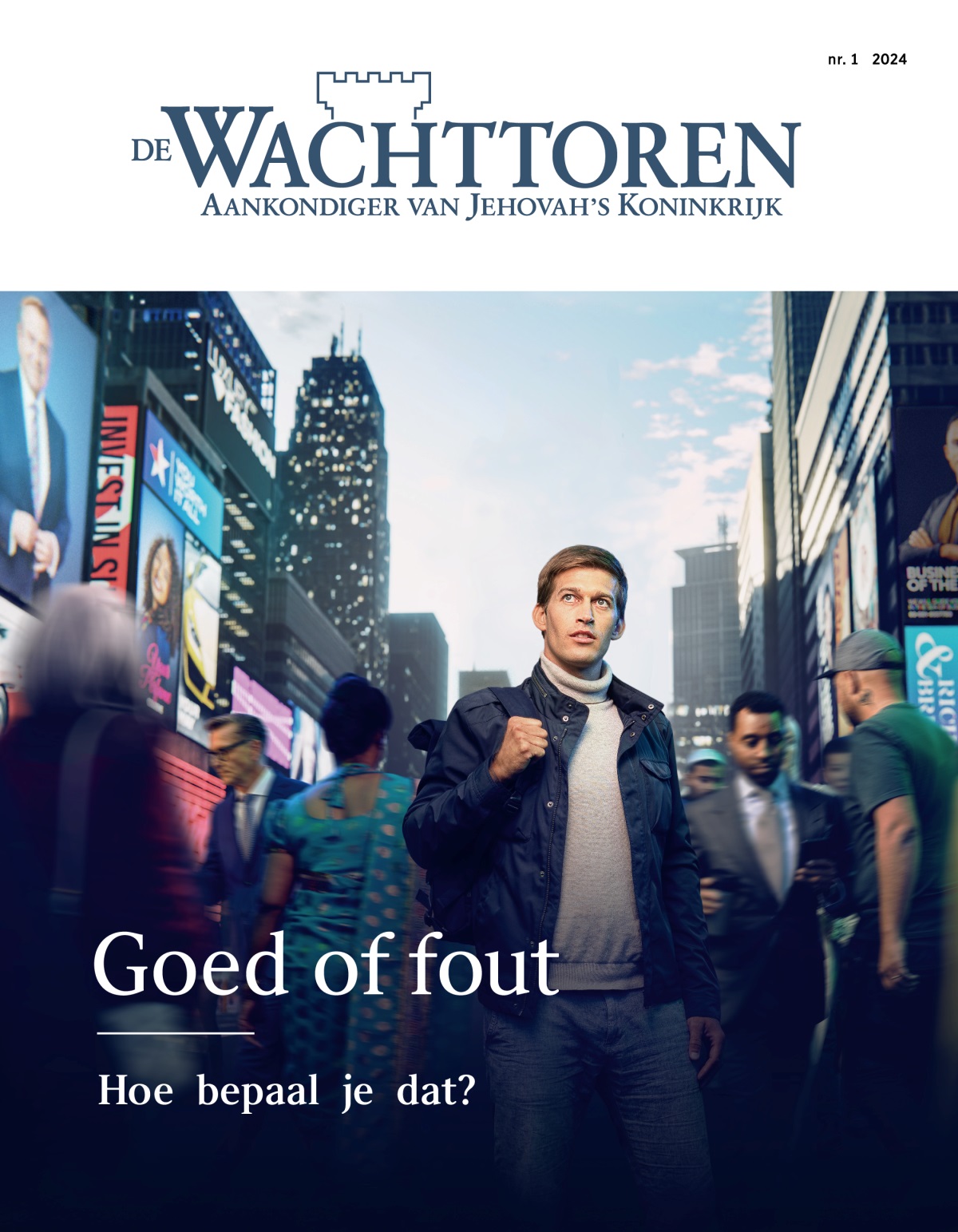 Een jonge man staat stil op een drukke straat in de stad. Mensen van verschillende nationaliteiten en achtergronden passeren hem. Hij kijkt omhoog alsof hij de weg zoekt.