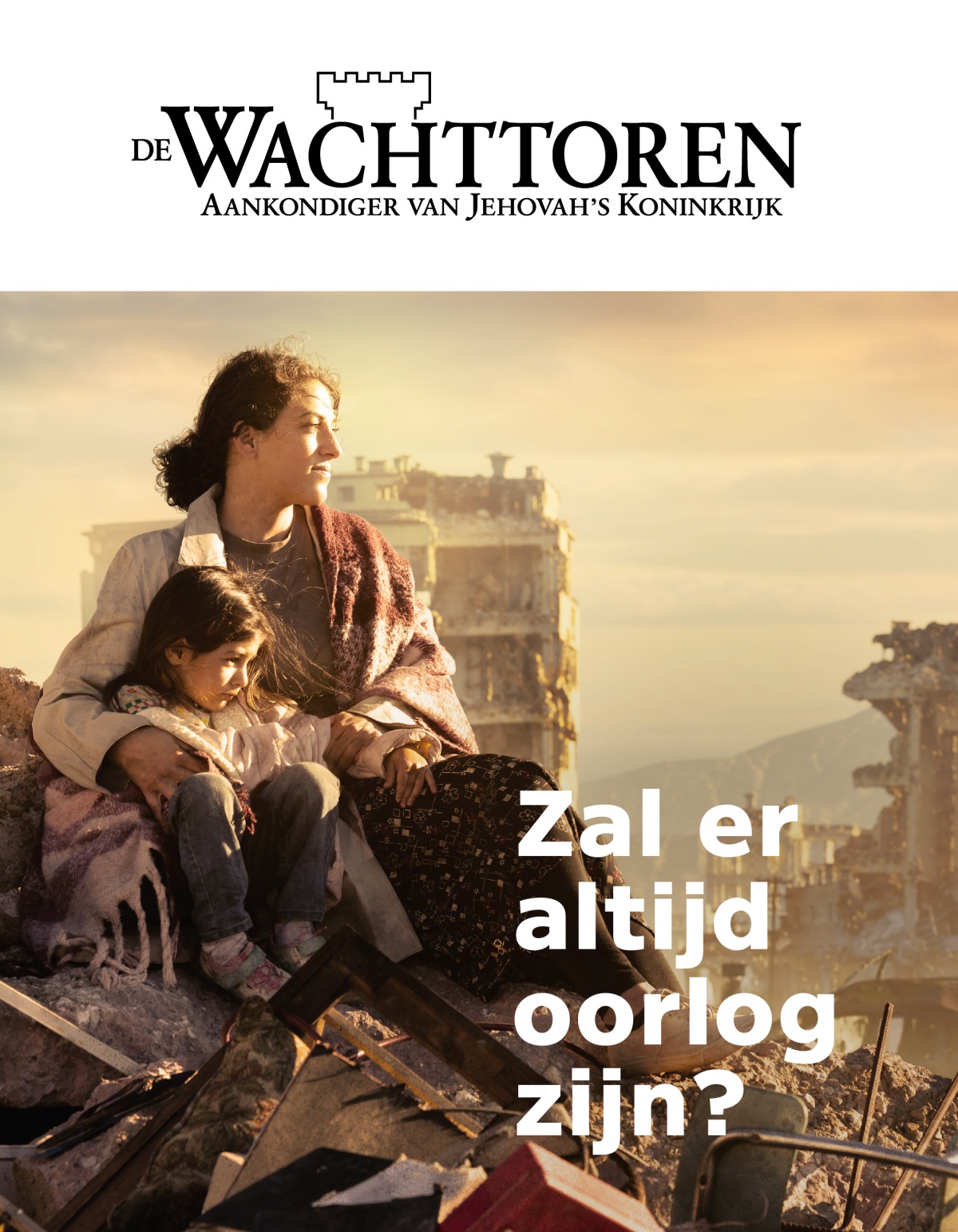 Een vrouw zit met haar arm om haar dochtertje tussen de puin. De gebouwen in de stad zijn door oorlog verwoest.