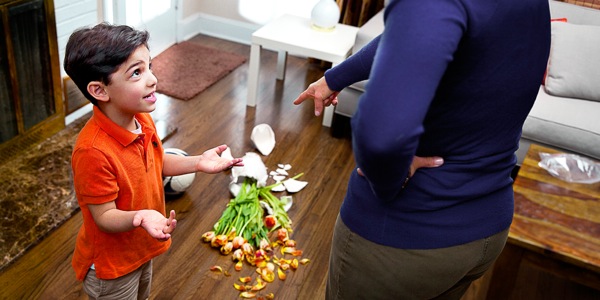 En liten gutt nekter for at han har knust en vase