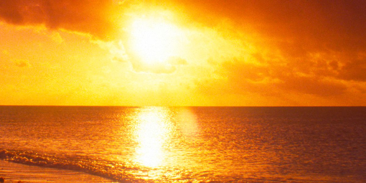 Solen skinner over havet