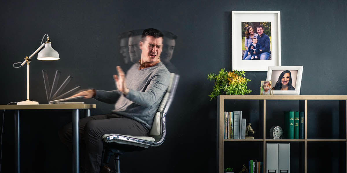 En ektemann og far snur seg i avsky vekk fra den bærbare pc-en sin og skynder seg å lukke den.