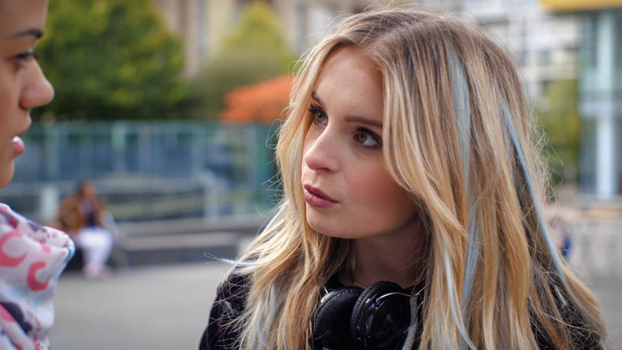 En scene fra videoen ‘Opplev gleden ved å gjøre disipler – bli flinkere: Still spørsmål’. Lilja svarer på et spørsmål som Neeta har stilt henne.