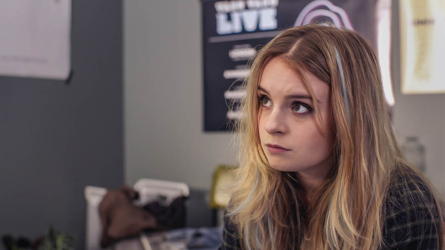 En scene fra videoen ‘Opplev gleden ved å gjøre disipler – bli flinkere: Nå hjertet’. Lilja lytter til Neeta.