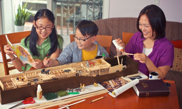 En familie i USA bygger en modell av Noahs ark