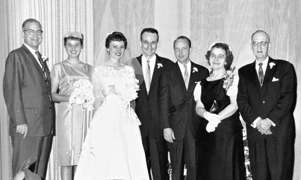 Robert og Lorraine Wallen med familie og venner på bryllupsdagen