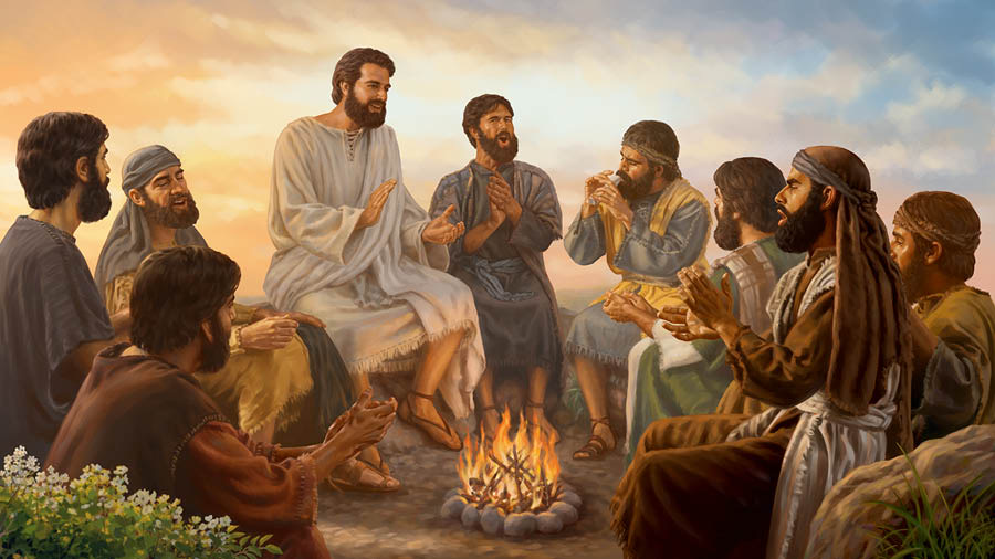 Jesus og noen av disiplene hans sitter rundt et bål. En av dem spiller på fløyte, og de andre synger og klapper i hendene.