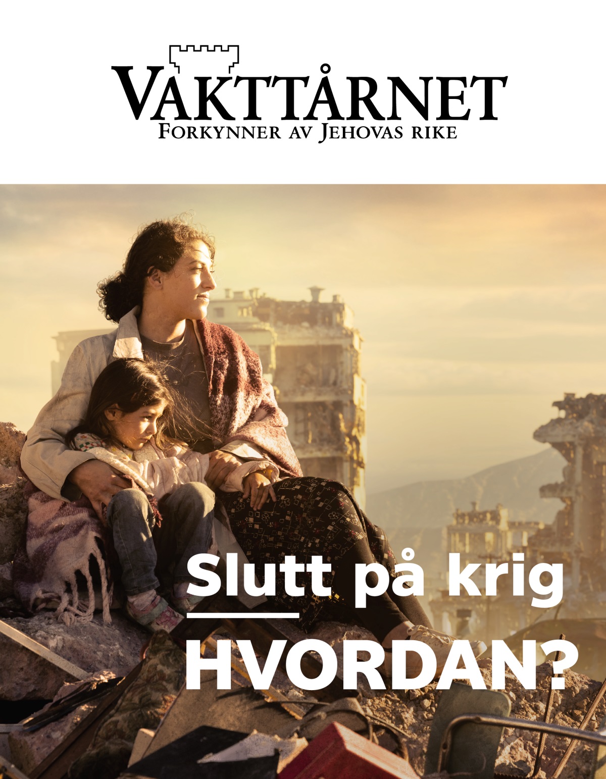 En kvinne holder rundt den lille datteren sin. De sitter på en ruinhaug i en by som har blitt ødelagt av krig. Rundt dem er det flere ødelagte bygninger.