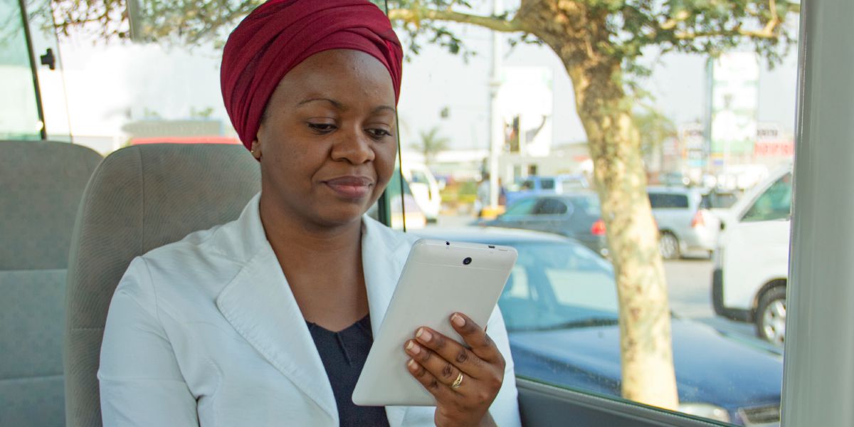 Mzimayi akuyang’ana pa tabuleti yake