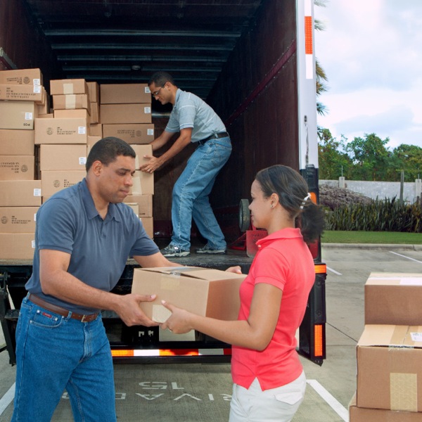 JA Mboni za Yehova akupereka katundu kwa anthu amene akhudzidwa ndi masoka ku Dominican Republic