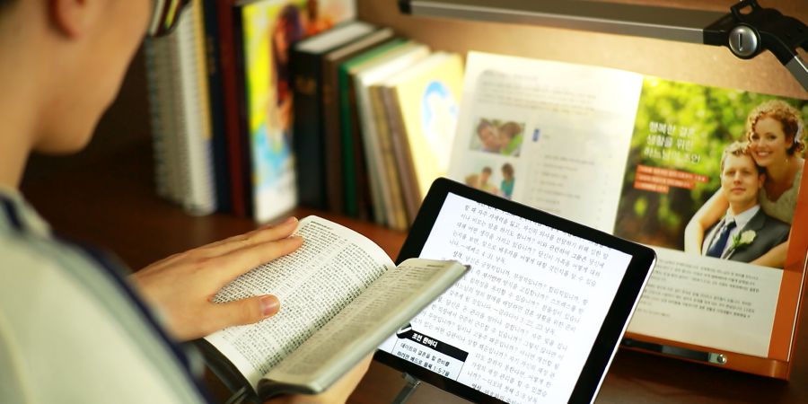 Akuwerenga komanso kusinkhasinkha malangizo a m’Baibulo okhudza banja