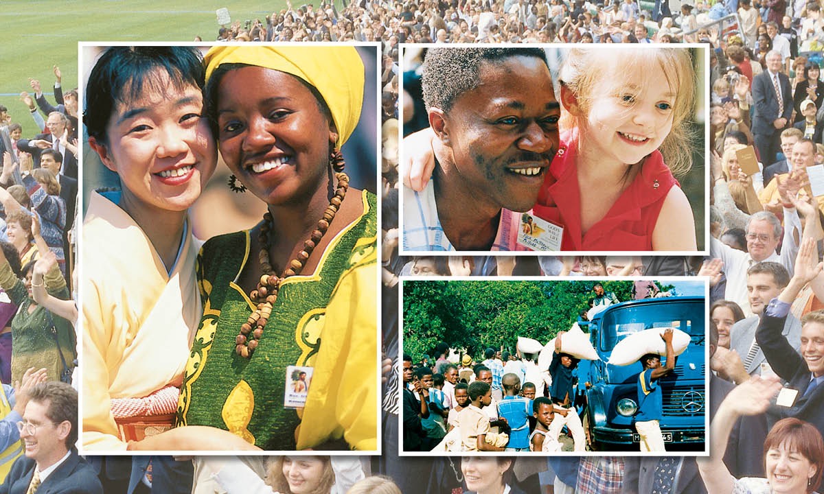 A Mboni za Yehova ochokera m’mayiko osiyanasiyana ali pamodzi