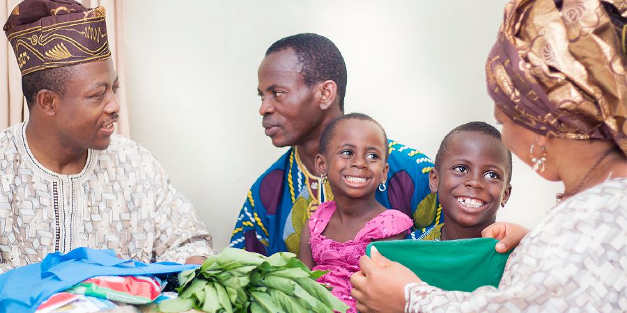 Omushaija n’omukazi we nibaha ow’eishe-emwe n’abaana be eby’okurya n’eby’okujwara