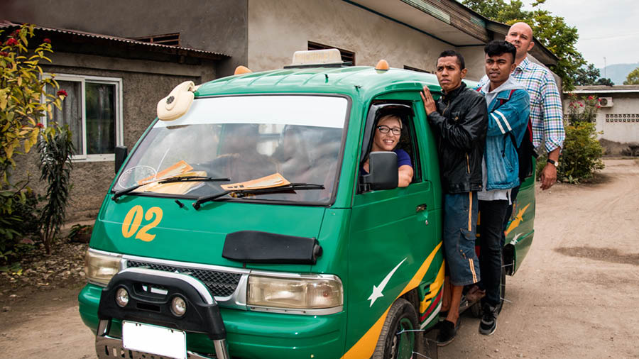 Vanessa, Alex, n’abandi bari omu kabaasi akaijwire abantu n’abandi b’eishe-emwe bashatu nibagyenda beemereire aha rwigi rw’akabaasi.