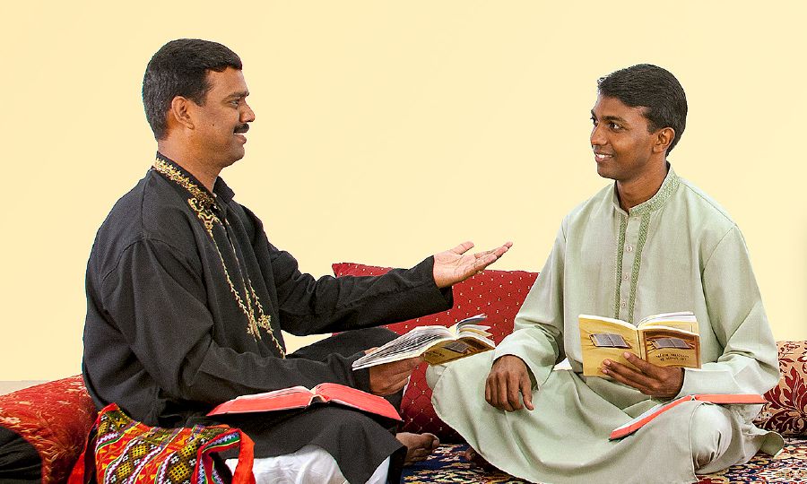 ଜଣେ ଯିହୋବାଙ୍କ ସାକ୍ଷୀ ଏକ ବ୍ୟକ୍ତିଙ୍କ ସହିତ ବାଇବଲ ଅଧୟନ କରୁଛନ୍ତି