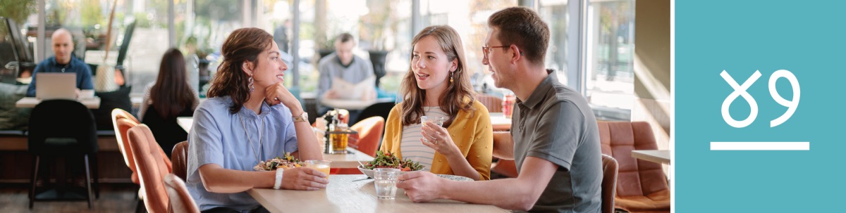 ପାଠ ୪୨. କଫିସପ୍‌ରେ ଜଣେ ଅବିବାହିତ ଭଉଣୀ, ଗୋଟିଏ ବିବାହିତ ଦମ୍ପତି ସହିତ ଖୁସିର ସହ କଥା ହେଉଛନ୍ତି ।