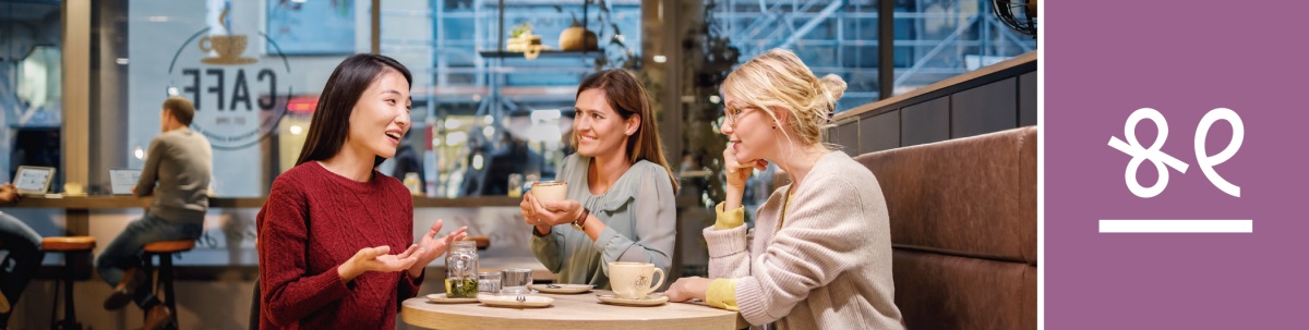 ପାଠ ୫୧. ଗୋଟିଏ କୋଫି ଦୋକାନରେ ତିନିଜଣ ମହିଳା ଖୁସିର ସହ କଥା ହେଉଛନ୍ତି ।