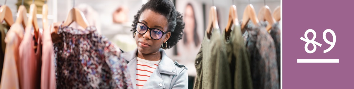 ପାଠ ୫୨. ଜଣେ ମହିଳା ଭାବୁଛନ୍ତି ଯେ ସେ କେଉଁ କପଡ଼ା କିଣିବେ ।