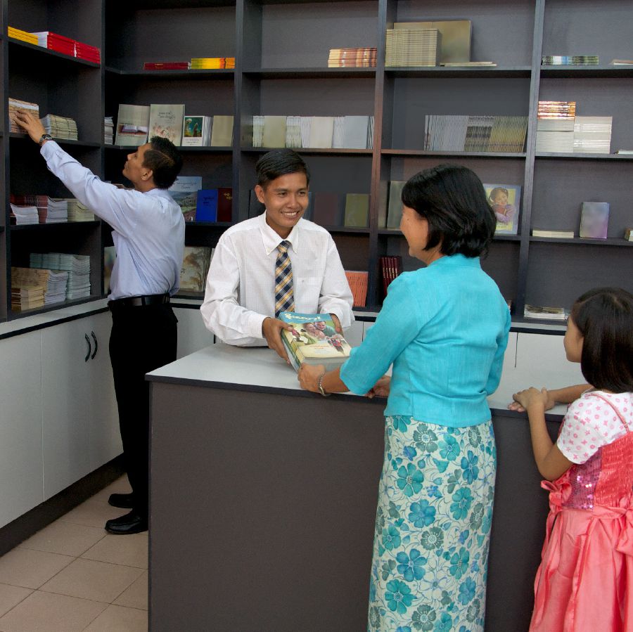 Кӕстӕриуӕггӕнӕг ӕфсымӕр ӕххуыс кӕны литературӕ дӕттынӕн