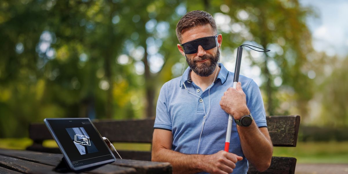 Цӕстӕй чи нӕ уыны, ахӕм нӕлгоймаг ӕддейӕ бандоныл бады ӕмӕ приложенийы JW Library аудиозаписьмӕ хъусы.