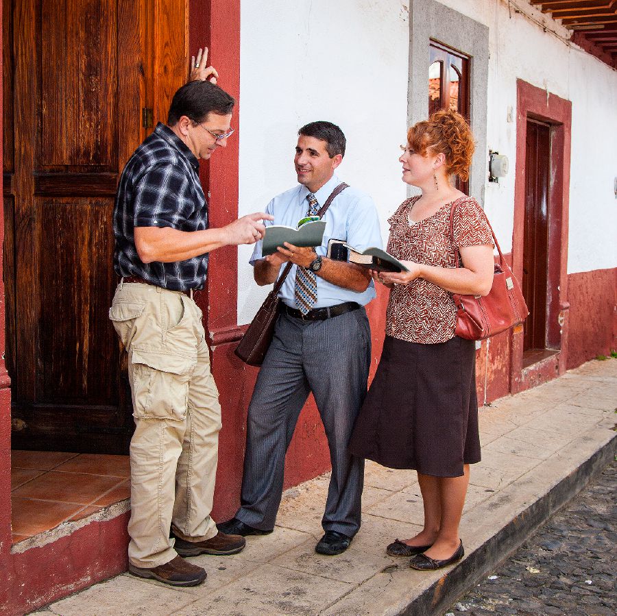 Дыууӕ пионеры иу нӕлгоймагӕн хъусын кӕнынц