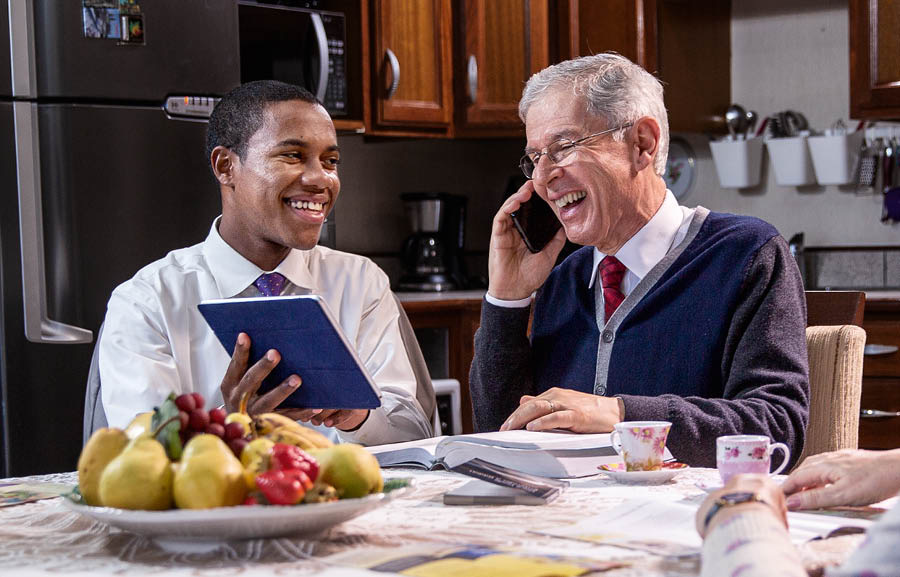 Ацӕргӕ ӕфсымӕр телефонӕй хъусын кӕны, ӕмӕ йын уыцы ӕрыгон ӕфсымӕр ӕххуыс кӕны