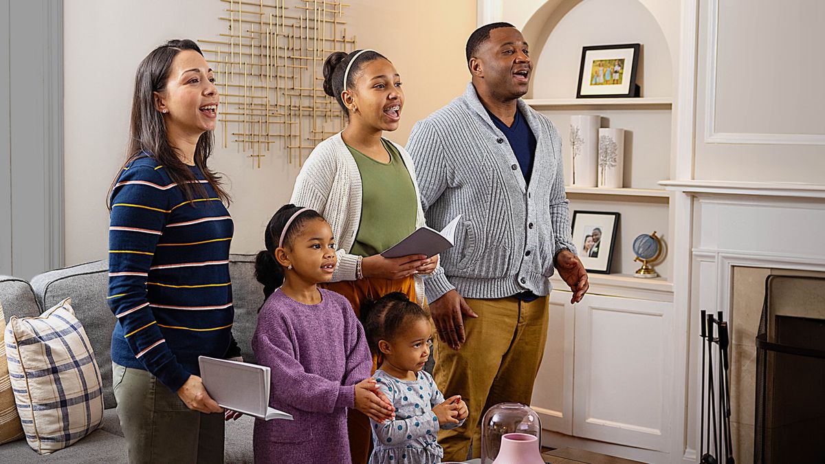 Уыцы бинонтӕ Паддзахады зарӕг ахуыр кӕнынц – лӕууынц ӕмӕ йӕ зарынц.