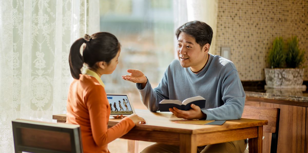 Фыд йӕ чызгимӕ Библийы фӕрцы ныхас кӕны