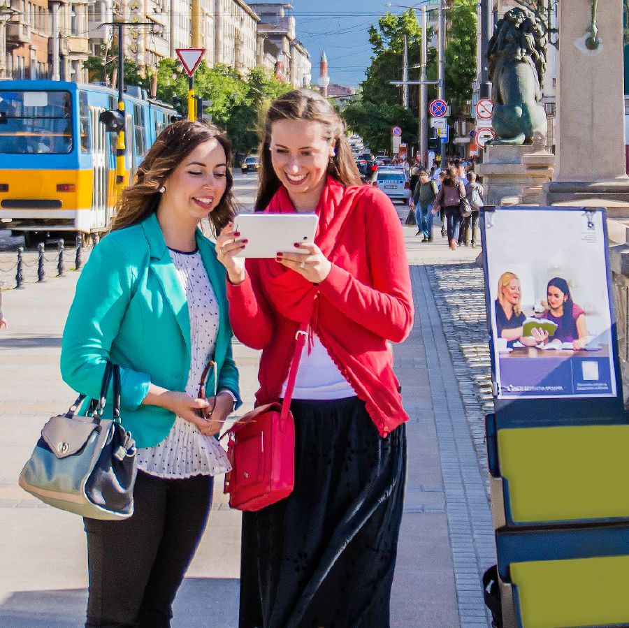 Хо стенды цур лӕууы ӕмӕ сылгоймагӕн хъусын кӕны