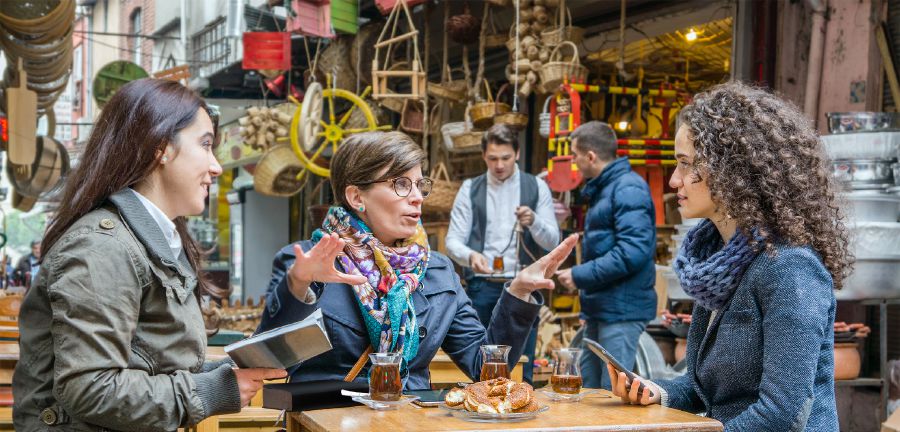 Клер кафейы иу сылгоймагӕн хъусын кӕны