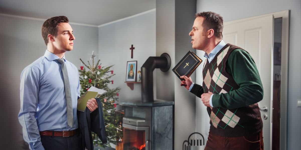 Ӕфсымӕрӕн йӕ хион йӕ дины тыххӕй йӕ ныхмӕ дзуры