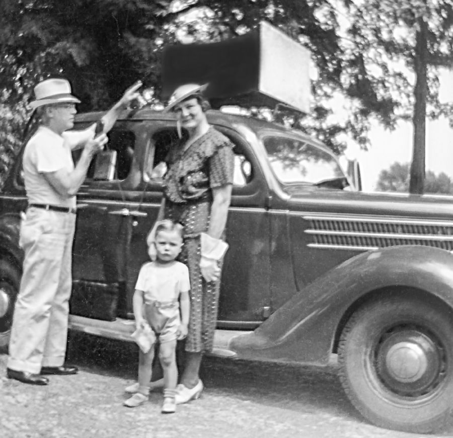 Чарлз Молохен гыццылӕй йӕ ныййарджытимӕ, рупор кӕуыл ис, ахӕм машинӕйы раз