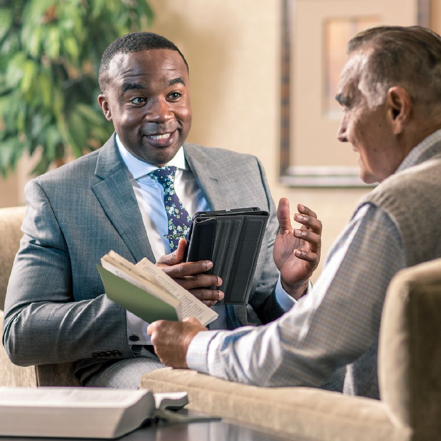 Ӕфсымӕр йӕ ахуыргӕнинагимӕ ныхас кӕны, донаргъуыд райсын ӕнӕмӕнг къахдзӕф кӕй у, ууыл