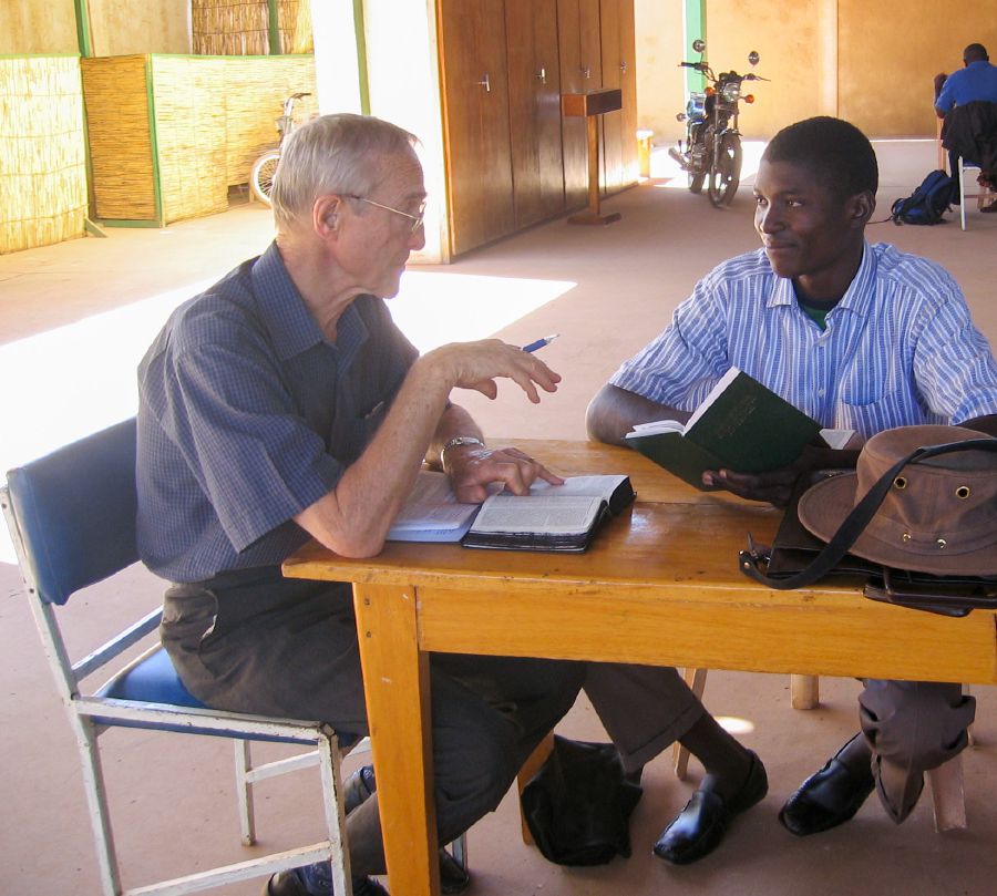 Максим Данилейко Библи ахуыр кӕны иу лӕппуимӕ